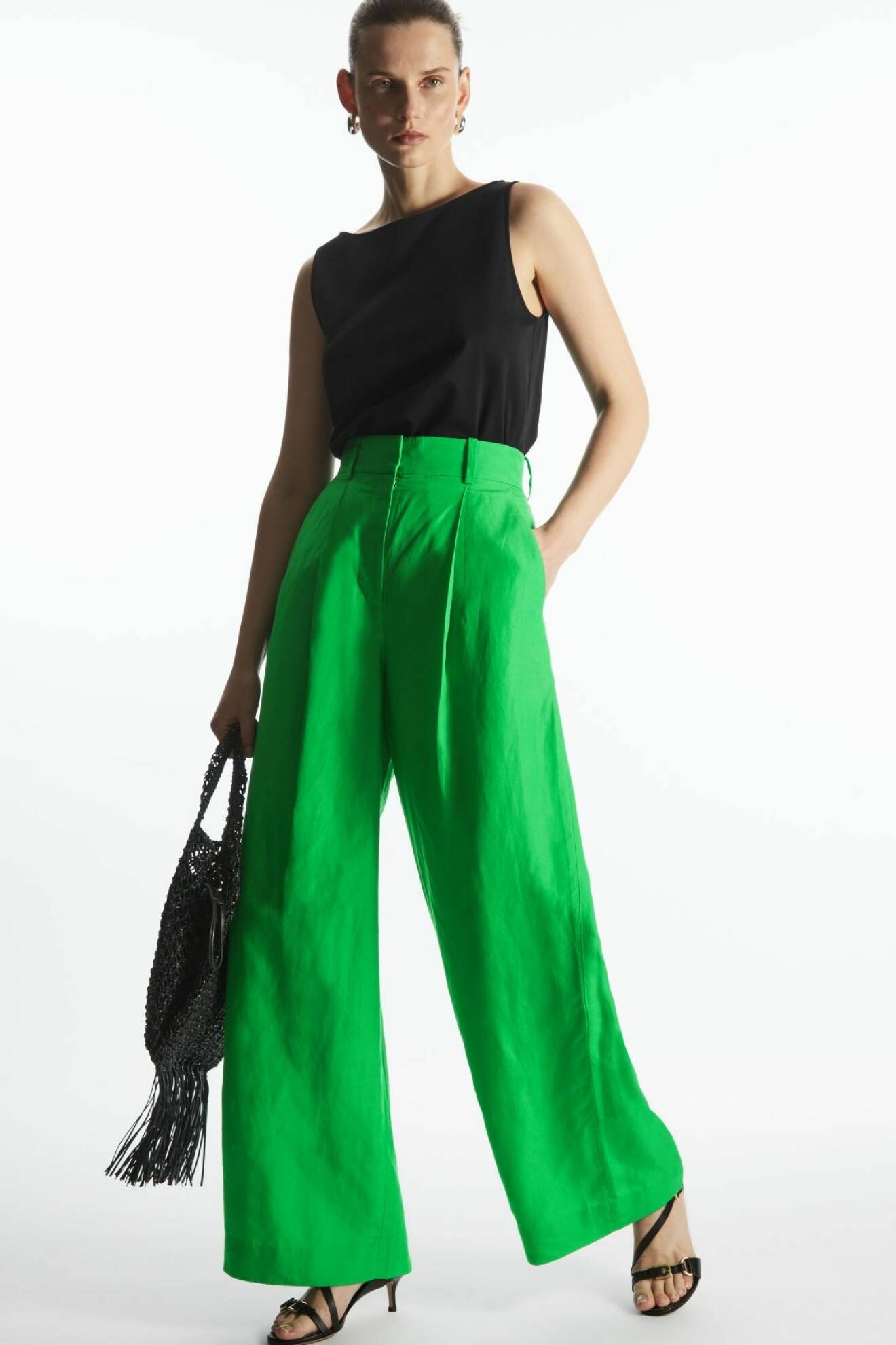 gröna byxor gjorda i linne med extra vida ben och hög midja från Cos
