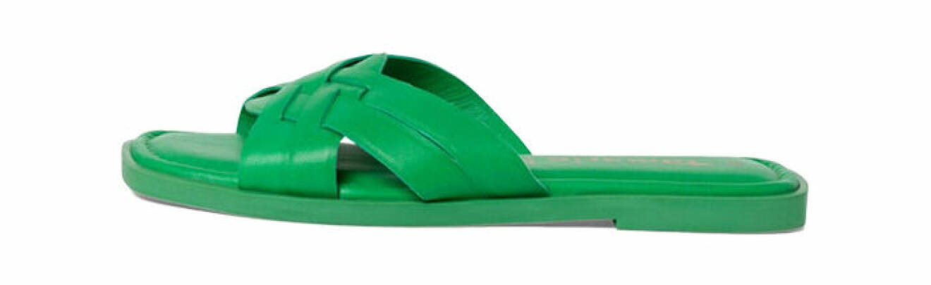 gröna platta sandaletter med rem och låg klack från Tamaris