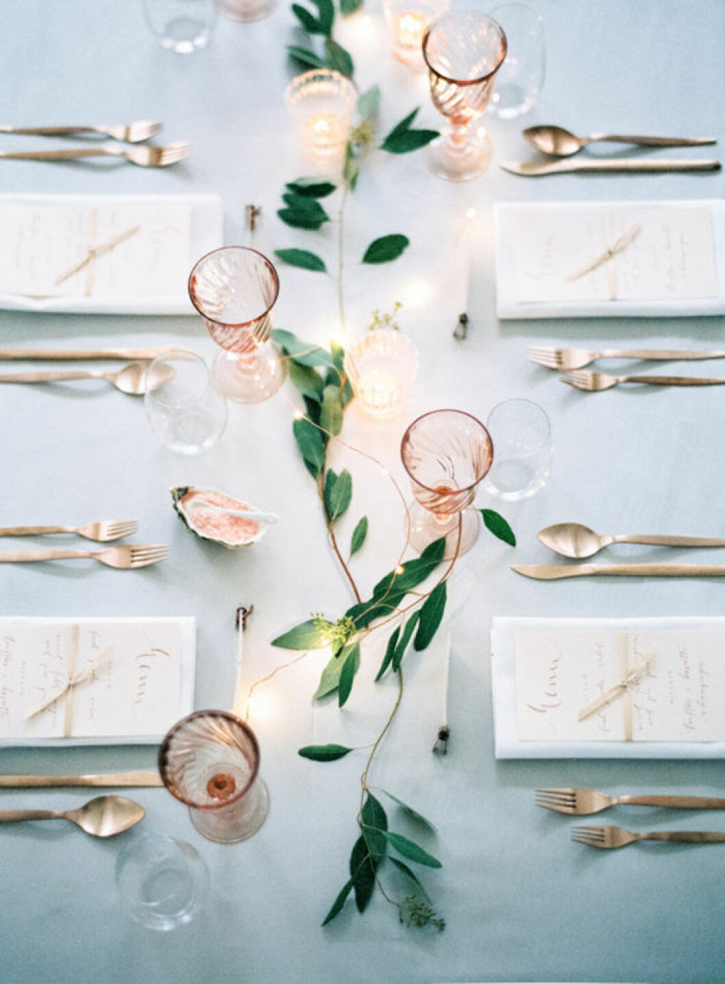 Foto: <a href="http://peachesandmint.com" target="_blank" rel="noopener">Peaches & Mint Photography</a> via <a href="http://weddingsparrow.com/article/pale-blue-gold-urban-wedding-ideas/" target="_blank" rel="noopener">Wedding Sparrow</a>
