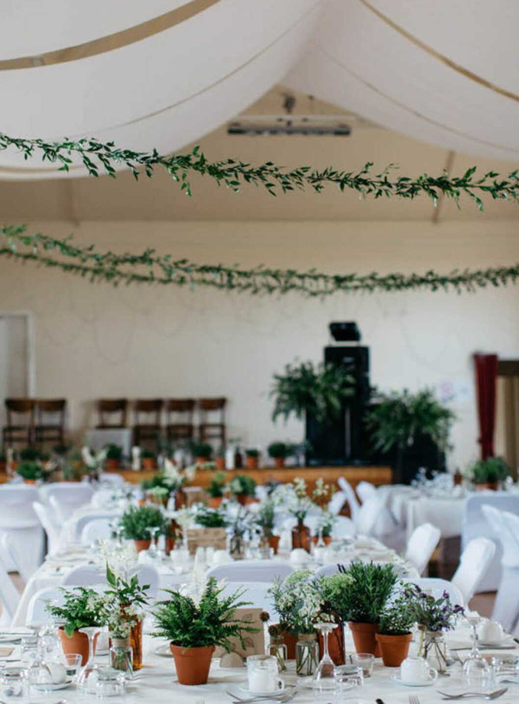 Foto: <a href="http://www.caroweiss.com/" target="_blank" rel="noopener">Caro Weiss Photography</a> via <a href="http://junebugweddings.com/wedding-blog/portnahaven-hall-wedding-went-totally-natural-decorating-potted-plants/" target="_blank" rel="noopener">Junebug Weddings</a>