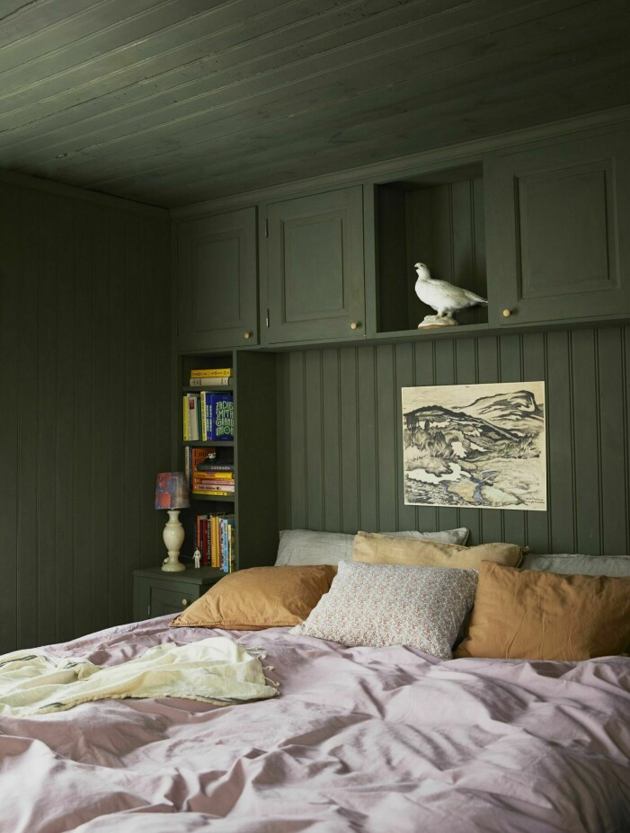 Syns i: "<a target="_blank" href="https://www.elle.se/decoration/hemma-hos-brita-zackari-och-kalle-pa-garden-i-sormland/8094359">Hem till gården med Brita och Kalle – kika in i charmiga hemmet känt från tv</a>". grönt sovrum med träpanel