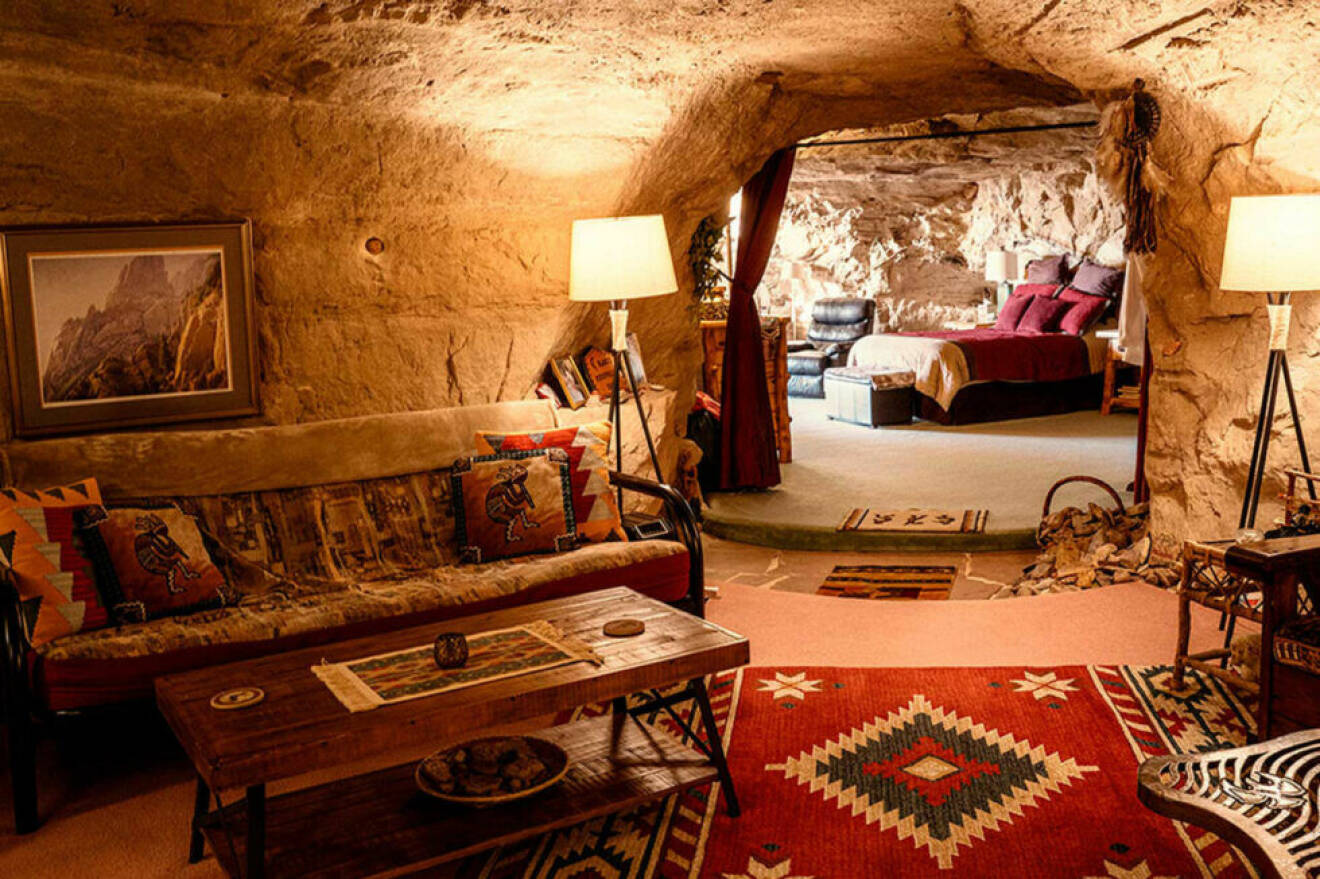 En grotta med soffa och säng och lampor i
