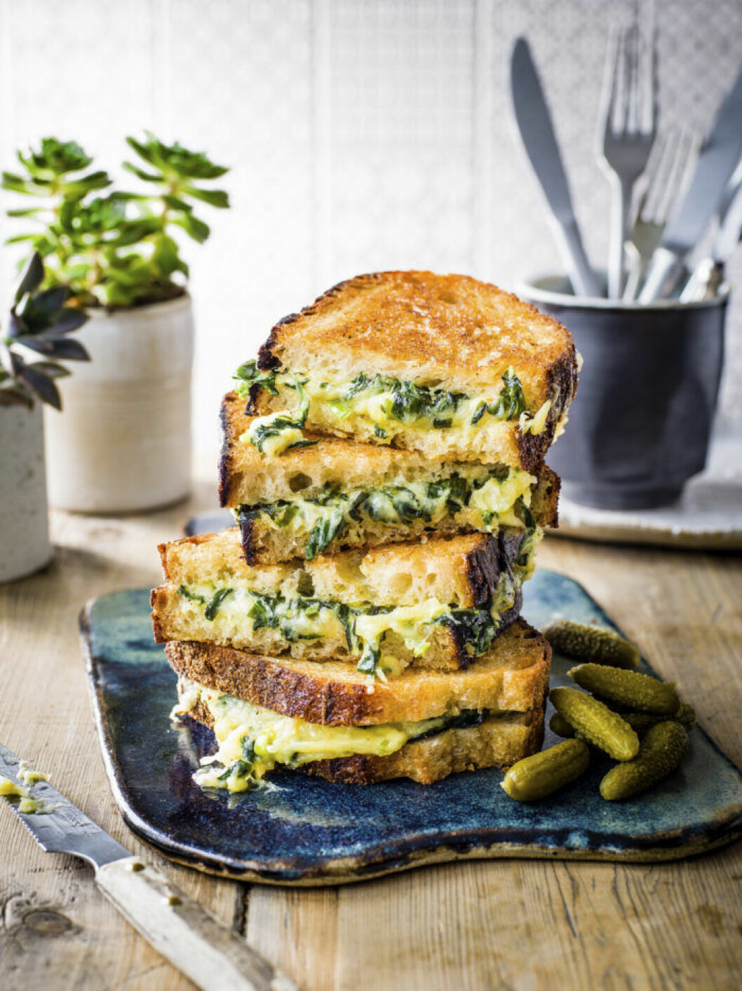 Lyxig toast med gruyère och mangold. Recept på toast med gruyèreost och mangold