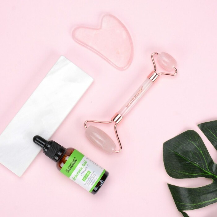Gua sha-verktyg kommer i många olika varianter. I detta kit från Neutriherbs får du både en roller, sten och ett serum att grunda med. <a target="_blank" href="https://www.awin1.com/cread.php?awinmid=9059&awinaffid=439037&clickref=Gua+sha&ued=https%3A%2F%2Flyko.com%2Fsv%2Fneutriherbs%2Fneutriherbs-face-massage-roller-kit-3-in-1—-hyaluronic-acid">Läs mer och köp den här!</a> Gua sha kommer i flera varianter, finns både som sten, sked och jade roller