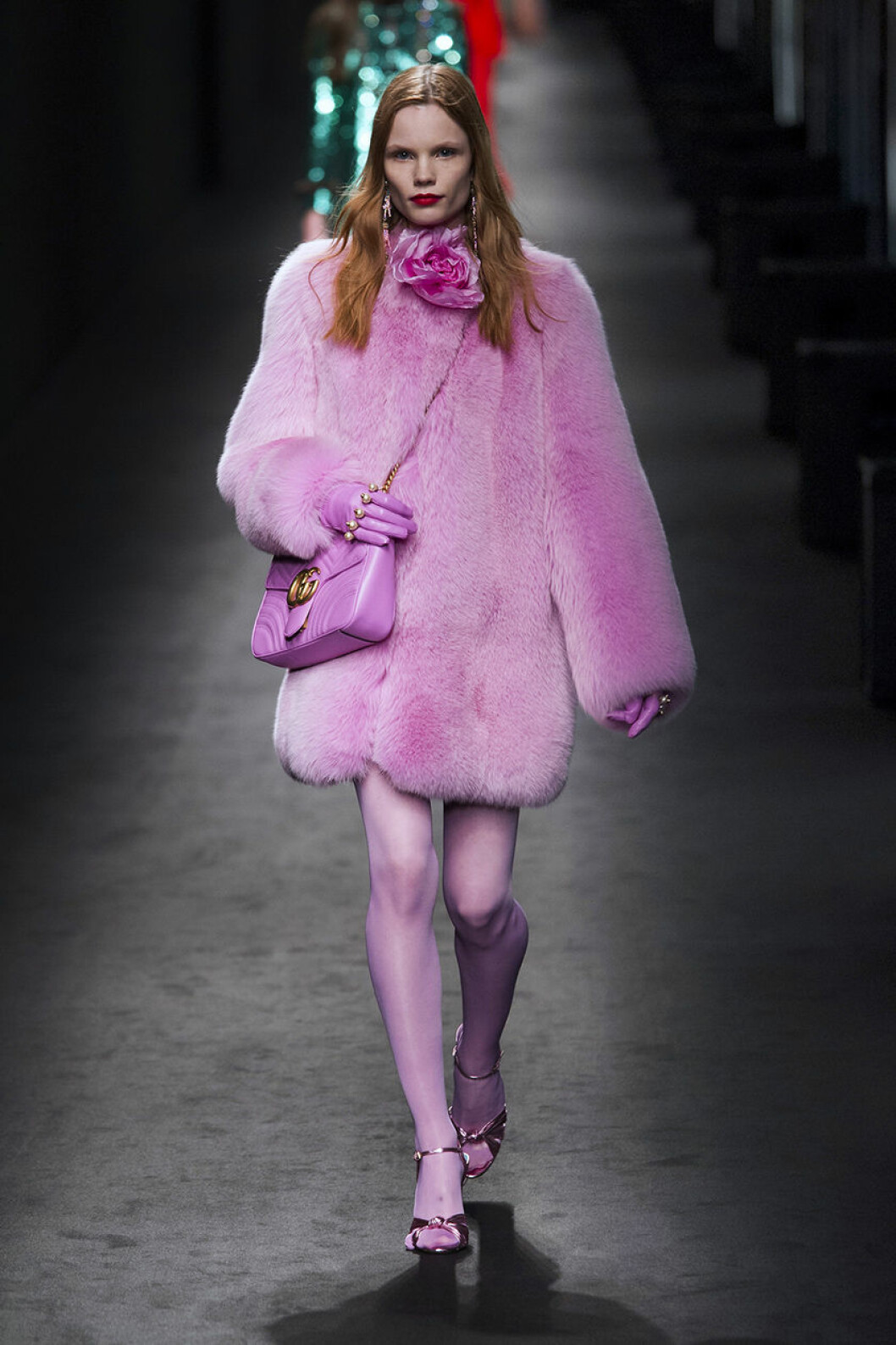 Think pink hos Gucci! Lägg märke till knogjärnen med pärlor… Definitivt en ny accessoar för säsongen. Färgade strumpbyxor gör en stark comeback! Gucci
