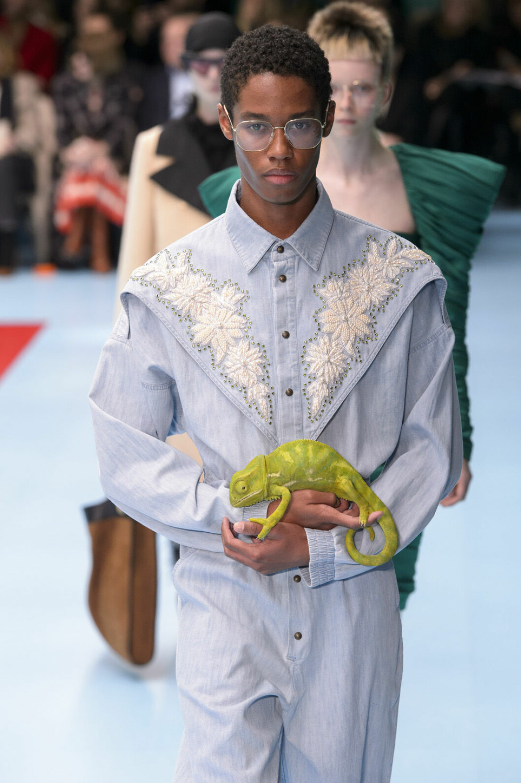 Ljusblå outfit från Gucci. 