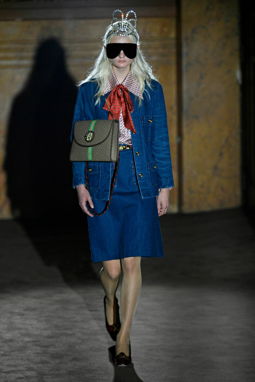 Denimdräkten är ett perfekt alternativ om man vill uppdatera sin jeansgarderob. Gucci show paris ss-19
