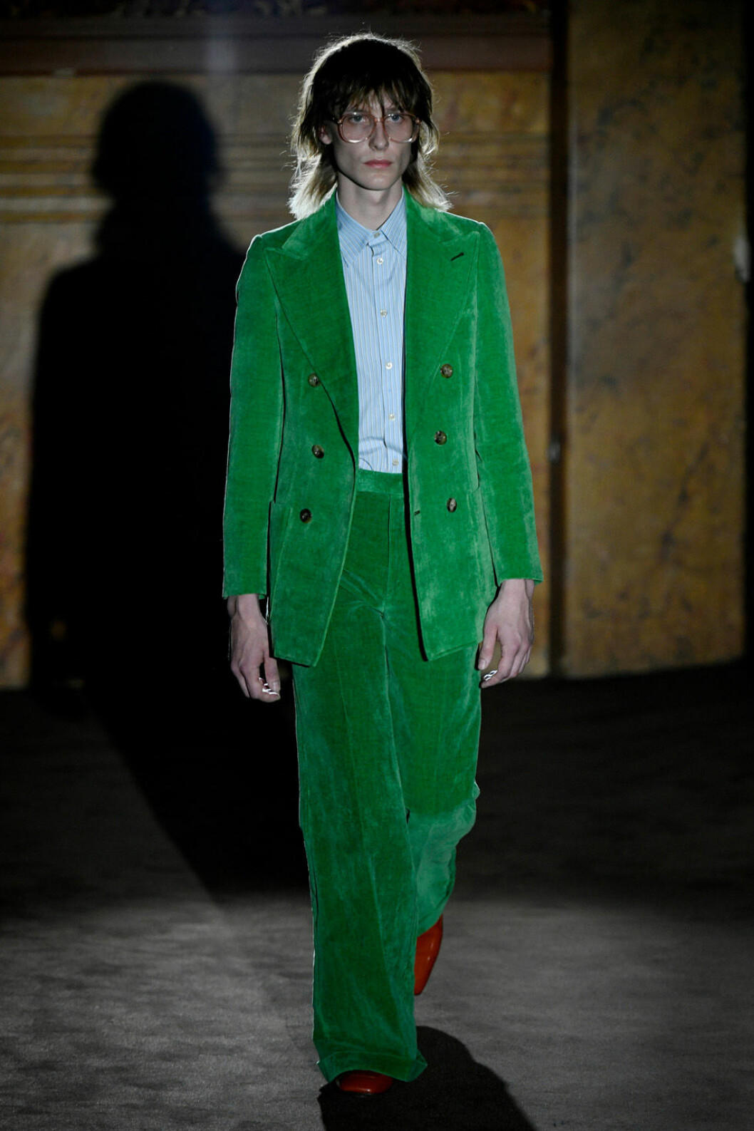 En ärtgrön manchesterkostym som slår det mesta. Gucci show paris ss-19