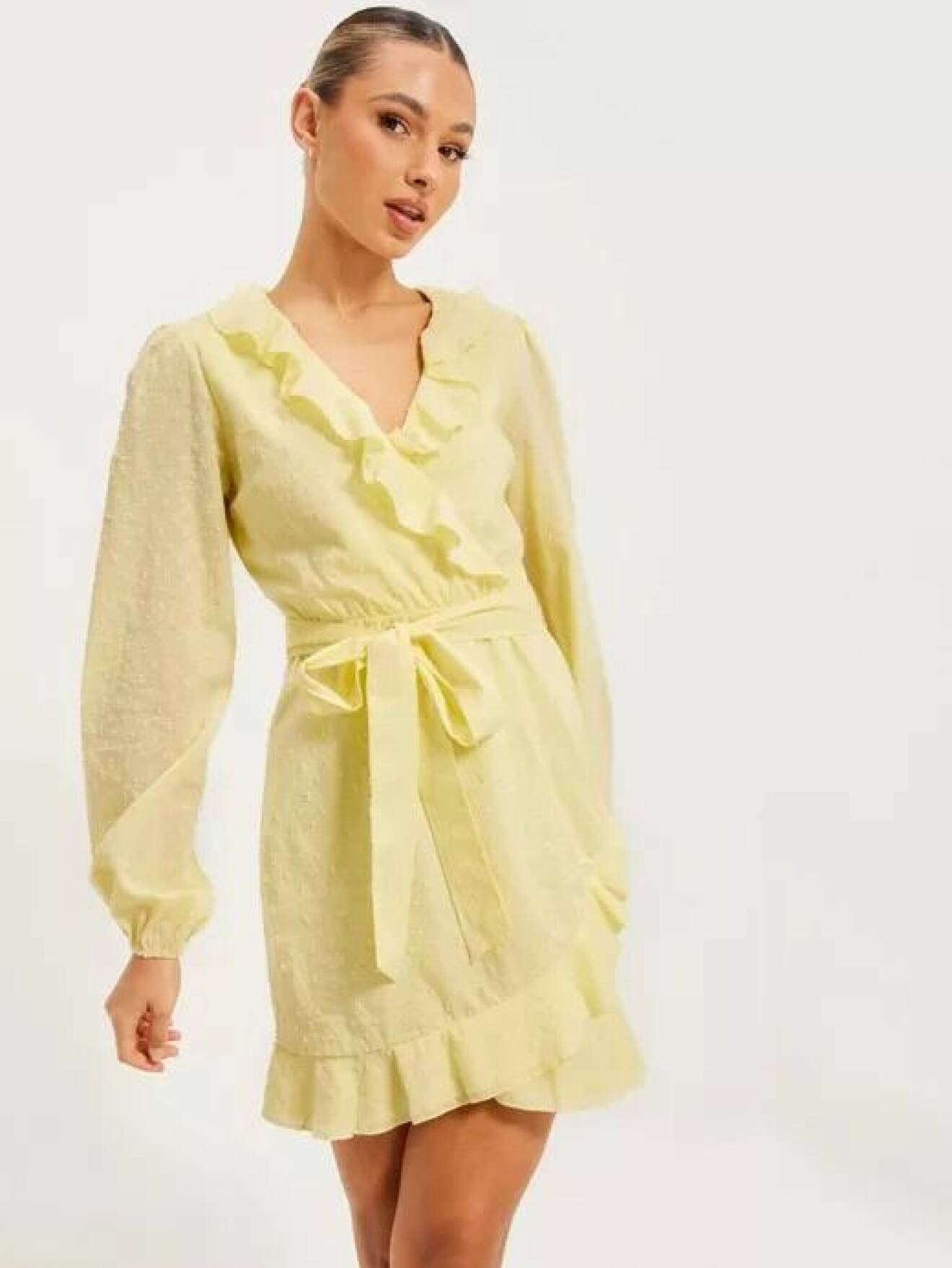 gul kort klänning från nelly