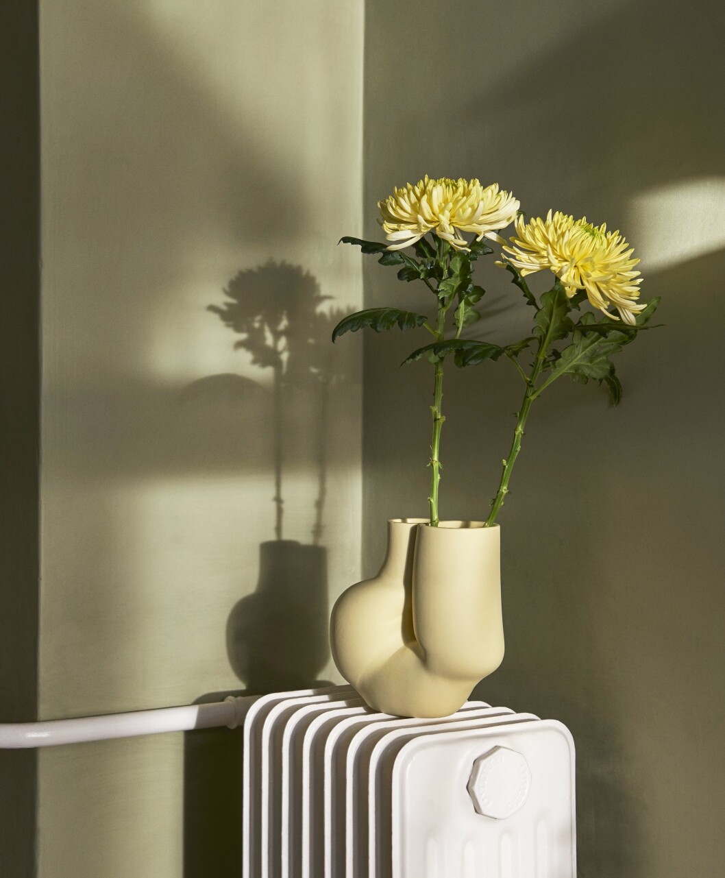 Lekfull vas från Hay i årets trendigaste färg – gult. Foto: Hay gul vas med gula blommor i