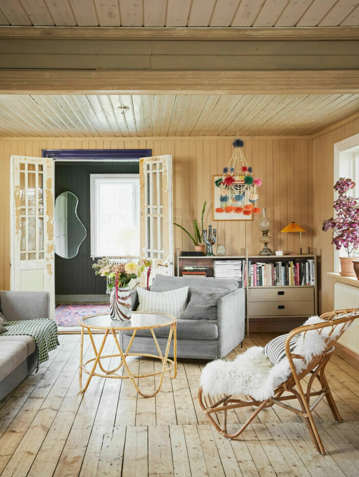 Syns i: "<a target="_blank" href="https://www.elle.se/decoration/hemma-hos-brita-zackari-och-kalle-pa-garden-i-sormland/8094359">Hem till gården med Brita och Kalle – kika in i charmiga hemmet känt från tv</a>". gul pärlspont i vardagsrum