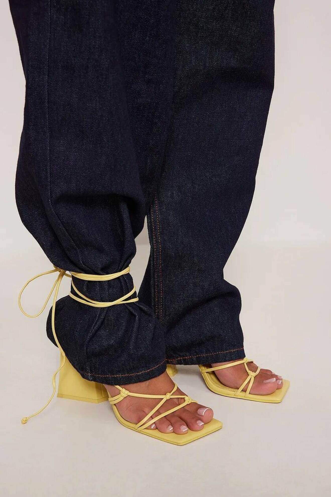 gula sandaler med klack