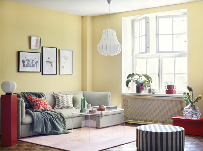 Vägg målad i den glada gula kulören <em>Stäpp 612</em> från Beckers. Foto: Beckers gula väggar vardagsrum inspiration