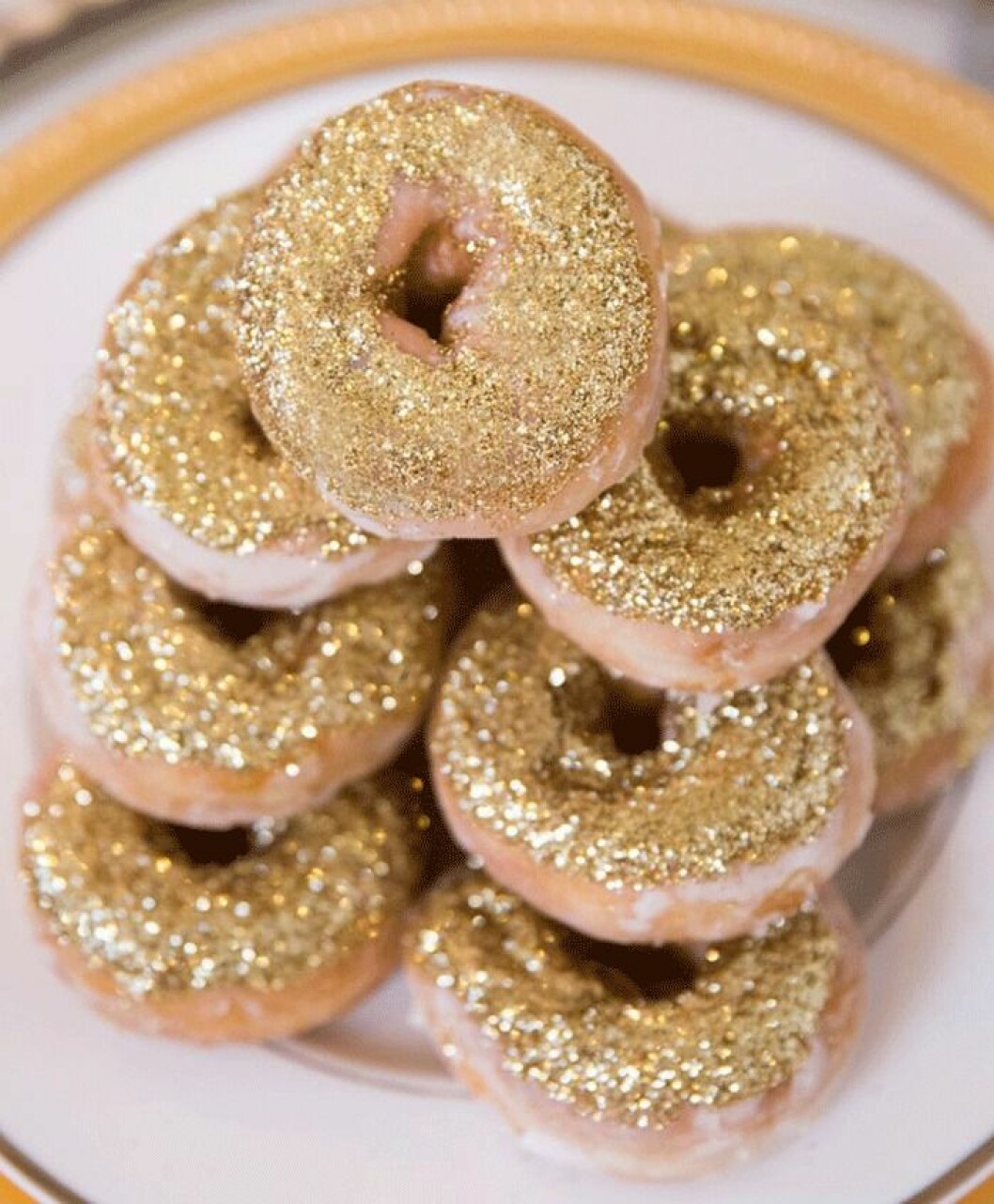 Donuts med guldglitter.