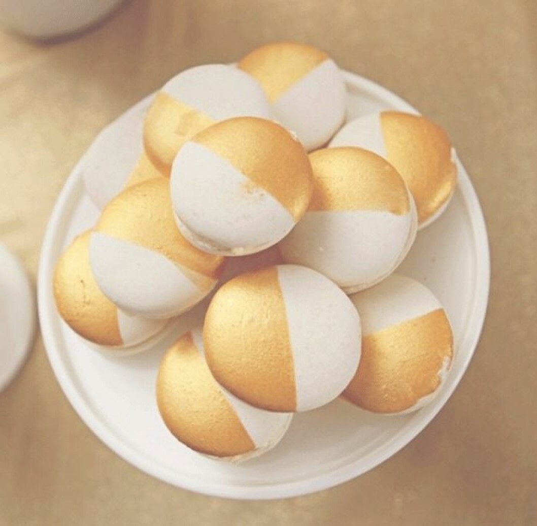 Dekorera med guldfärg. Via <a href="https://www.culy.nl/inspiratie/de-mooiste-gouden-macarons-omdat-het-kan/">Culy.nl</a> Dekorera med guldfärg.