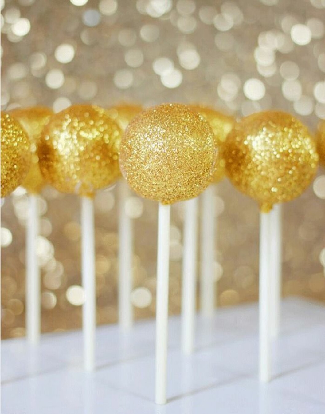 Glittrande cake pops.