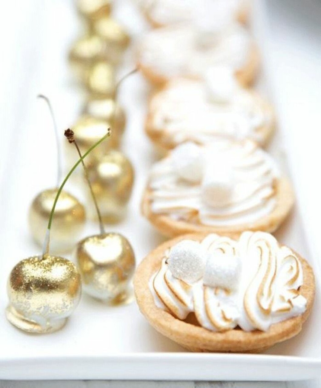 Lyxiga körsbär i guld. Via <a href="http://alittlebitofsillinessreally.tumblr.com/post/120432262037">Alittlebitofsillinessreally.tumblr.com</a> Lyxiga körsbär i guld.