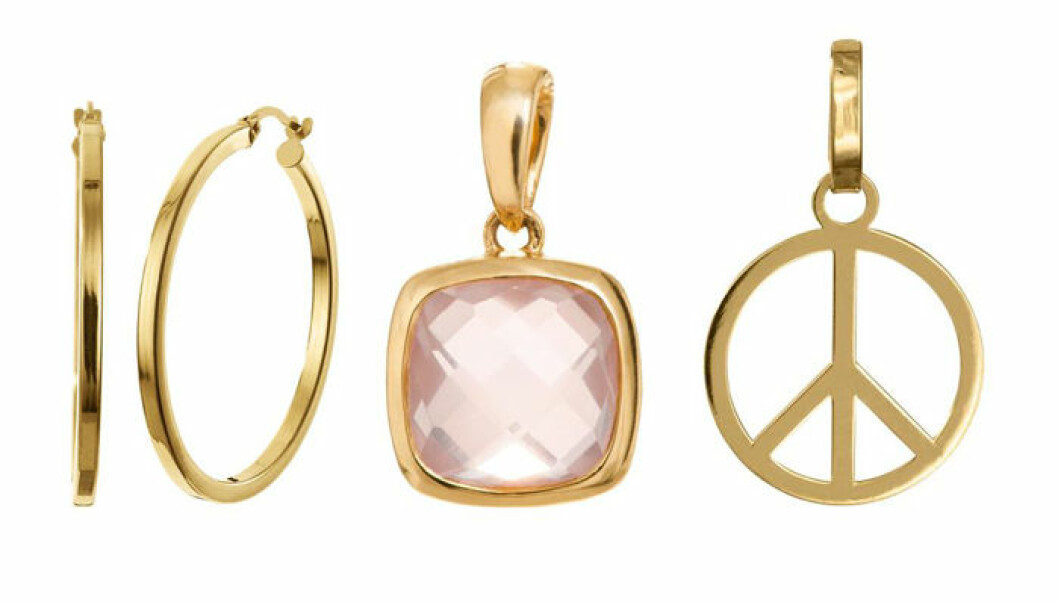 <a href="https://www.hallbergsguld.se/article/orhangen_i_18k_guld_20072738" target="_blank" rel="noopener">Örhängen</a> i 18K guld 2495 kr, <a href="https://www.hallbergsguld.se/article/hangsmycke_18k" target="_blank" rel="noopener">hängsmycke</a> i 18K guld med rosenkvarts 1895 kr, <a href="https://www.hallbergsguld.se/article/hangsmycke_i_18k_guld_20065269" target="_blank" rel="noopener">hängsmycke</a> Peace i 18K guld 595 kr.