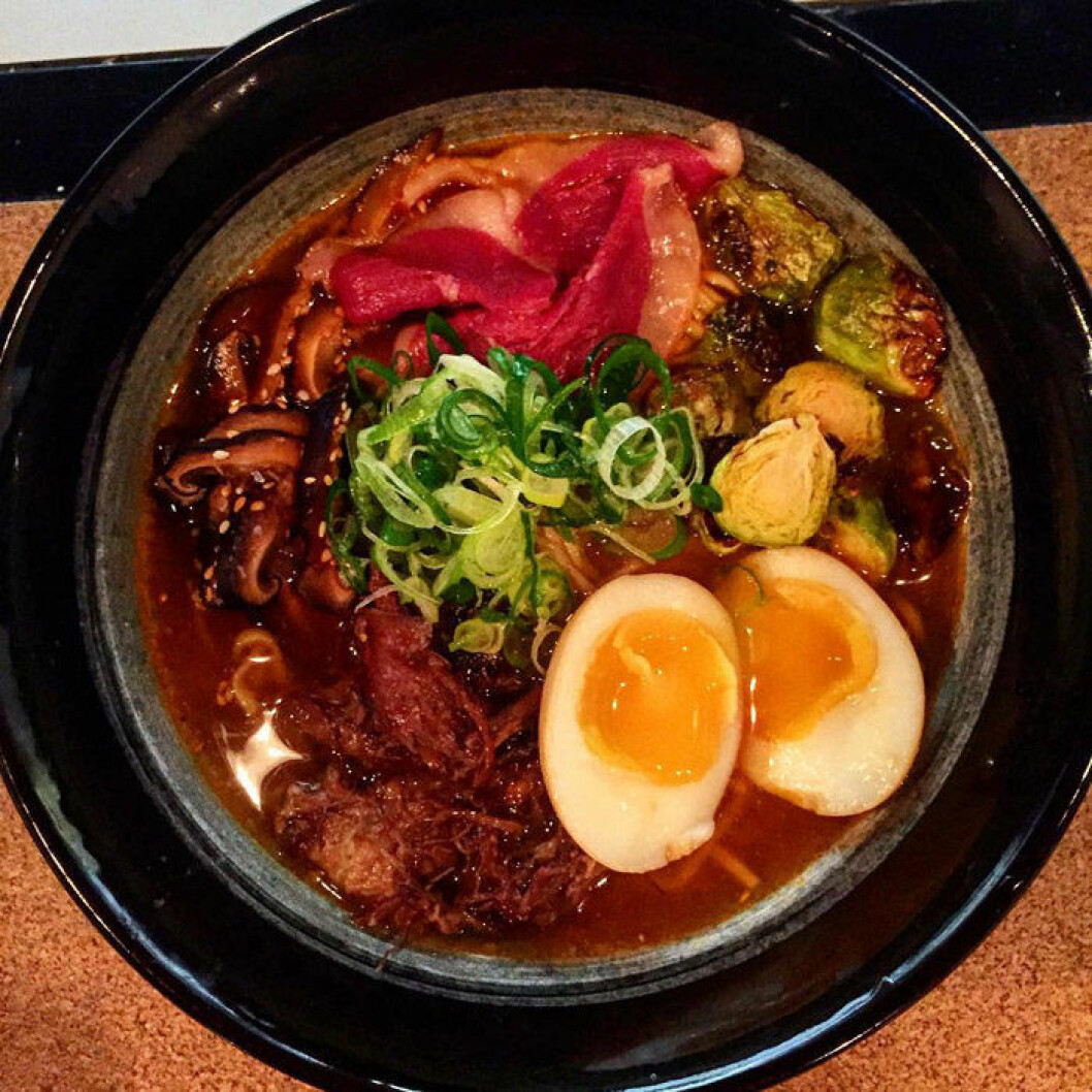 Shoyu ramen med confiterat anklår och rökt ankbröst från Ai Ramen.