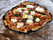 Surdegspizza med buffelmozzarella från Enskedeparkens bageri.