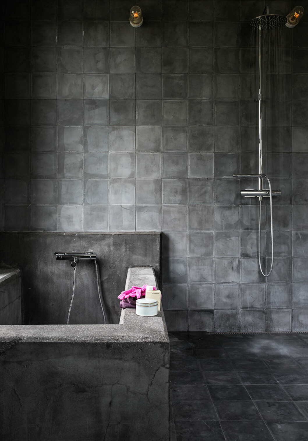 Gjutet badkar och badrumsmöbel, design Johan Israelson/Norra Gotland. Spegeskåp av Deer Design/Johan Israelson. badrum helt i granit, badkar i sten
