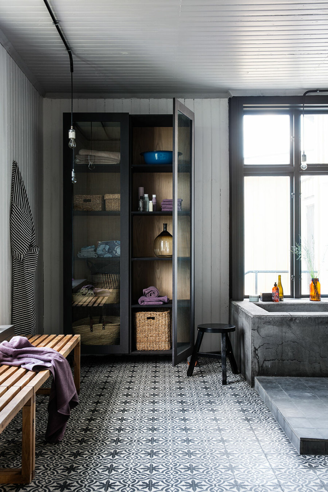 Styling: Tina Hellberg, foto: Johan Sellén. Syns i: <a href="https://www.elle.se/hemma-hos-mjuk-minimalism-i-guldhuset/?showGallery=e12528&slide=12">Mjuk minimalism i gamla guldsmedsbutiken. </a> Badrum med mönstrat golv.