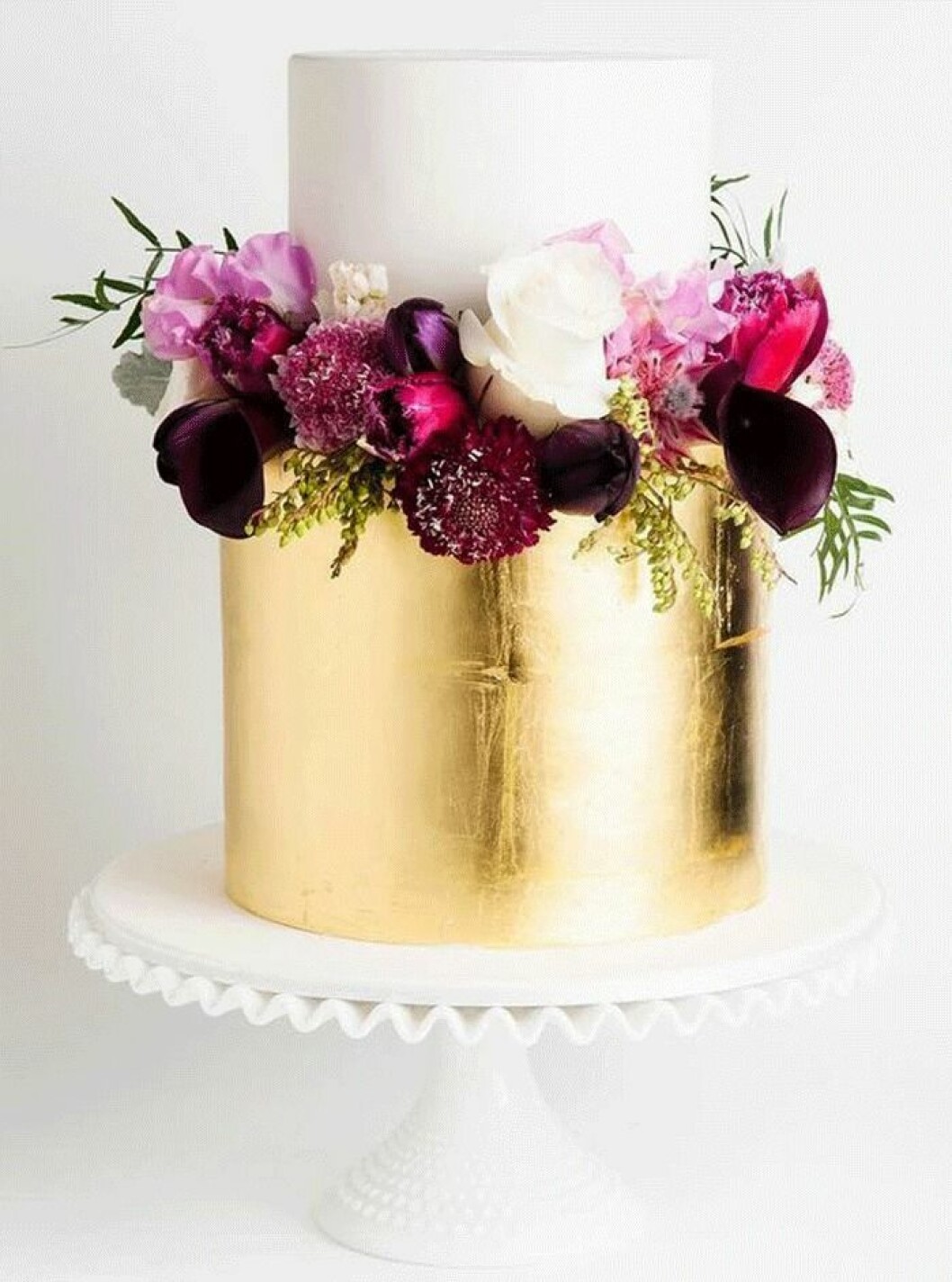 Stilrent med guldblad och blommor.
