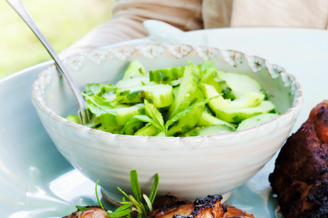 Frisk gurksallad med lime och mynta. Frisk gurksallad med lime och mynta.
