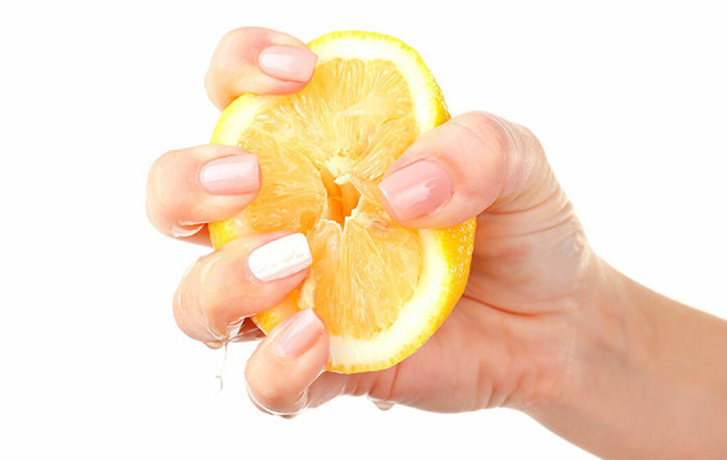 Salt och citronjuice tar bort lukt från händerna.