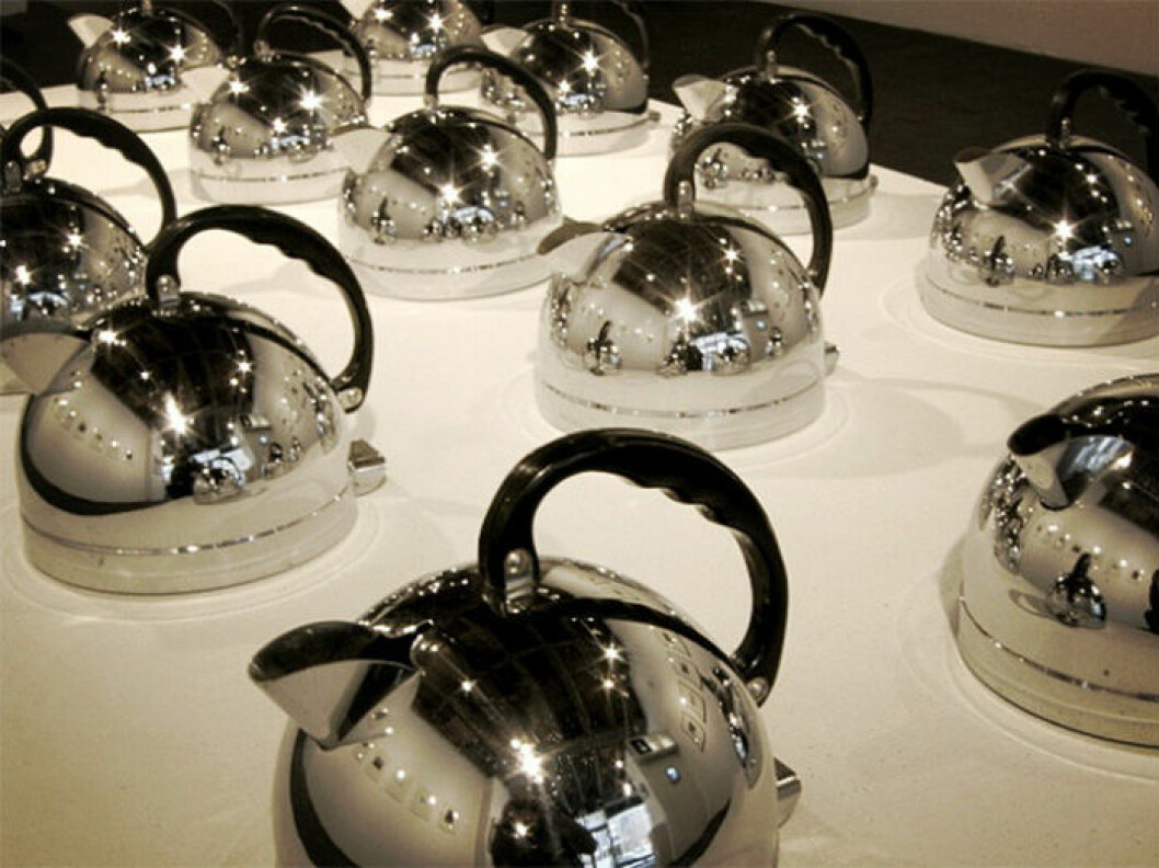 Tvätta det rostfria stålet i en mix av vinäger och vatten. Via: <a href="http://teapotandkettle.com/how-to-clean-and-care-for-your-electric-kettle" target="_blank" rel="noopener">Teapotandkettle</a> Tvätta det rostfria stålet i en mix av vinäger och vatten.