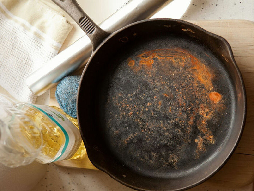 Rengör gjutjärnspannan med bordssalt. Via: <a href="http://www.thekitchn.com/how-to-restore-a-rusty-cast-iron-skillet-cleaning-lessons-from-the-kitchn-203086#_" target="_blank" rel="noopener">The kitchn</a> Rengör gjutjärnspannan med bordssalt.