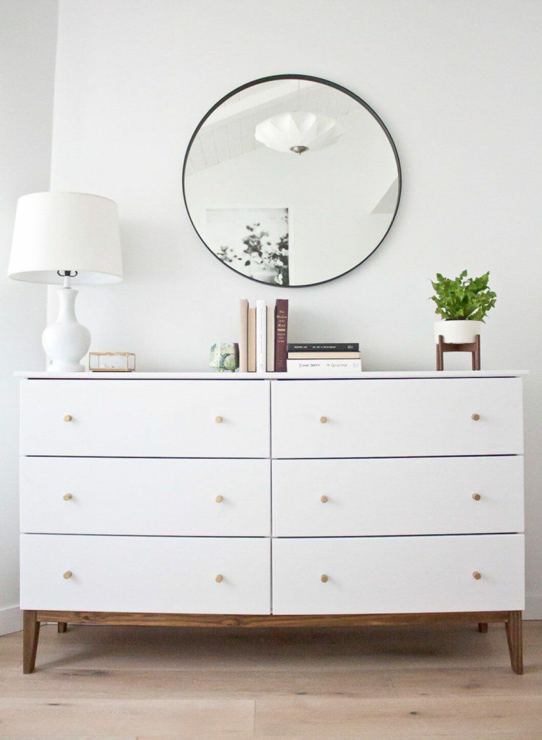 Via: <a href="http://www.inspiredbylynne.ca/modern-white-dresser-west-elm-inspired-ikea-hack/" target="_blank" rel="noopener">Kristina Lynne</a> Vitmålad Tarva-byrå från Ikea