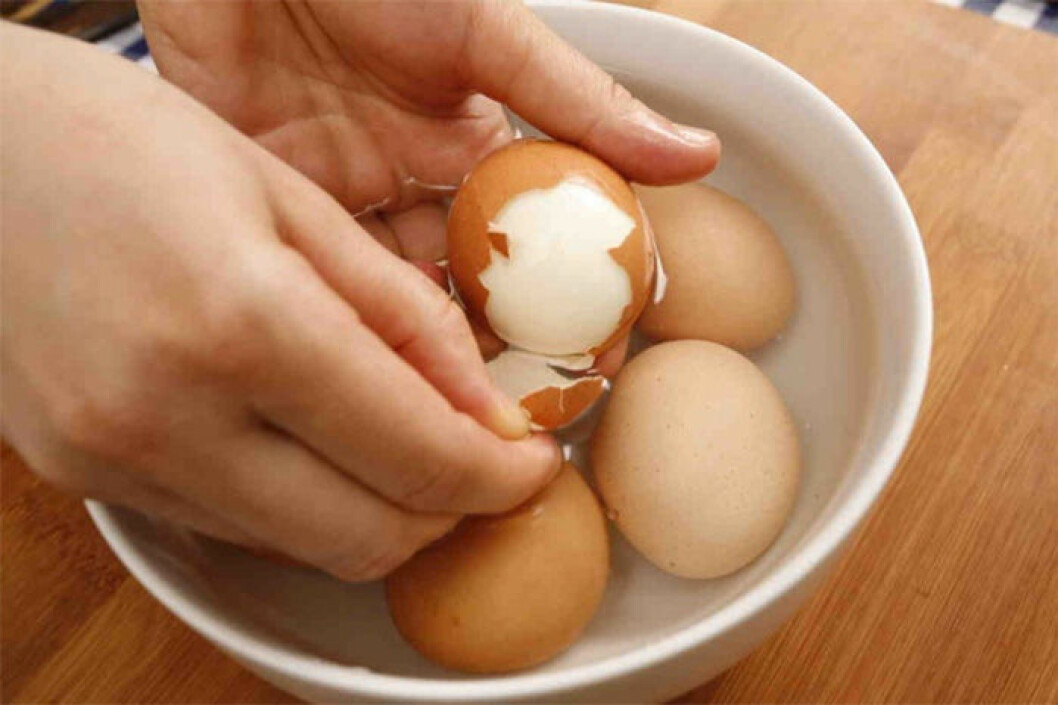 Skala äggen snabbare. Via: <a href="https://www.tesco.pl/smaczna-strona/porady/jak-gotowac-i-obierac-jajka-142.html" target="_blank" rel="noopener">Tesco</a> Skala äggen snabbare.