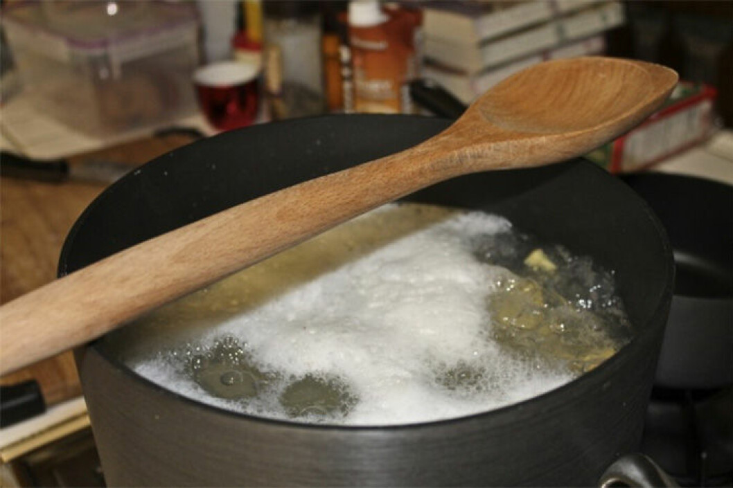 Förhindra att pastaskummet kokar över. Via: <a href="https://melissasloveoffood.com/2012/01/24/tasty-tip-tuesday-the-wooden-spoon-trick/" target="_blank" rel="noopener">Melissas love off food</a> Förhindra att pastaskummet kokar över.