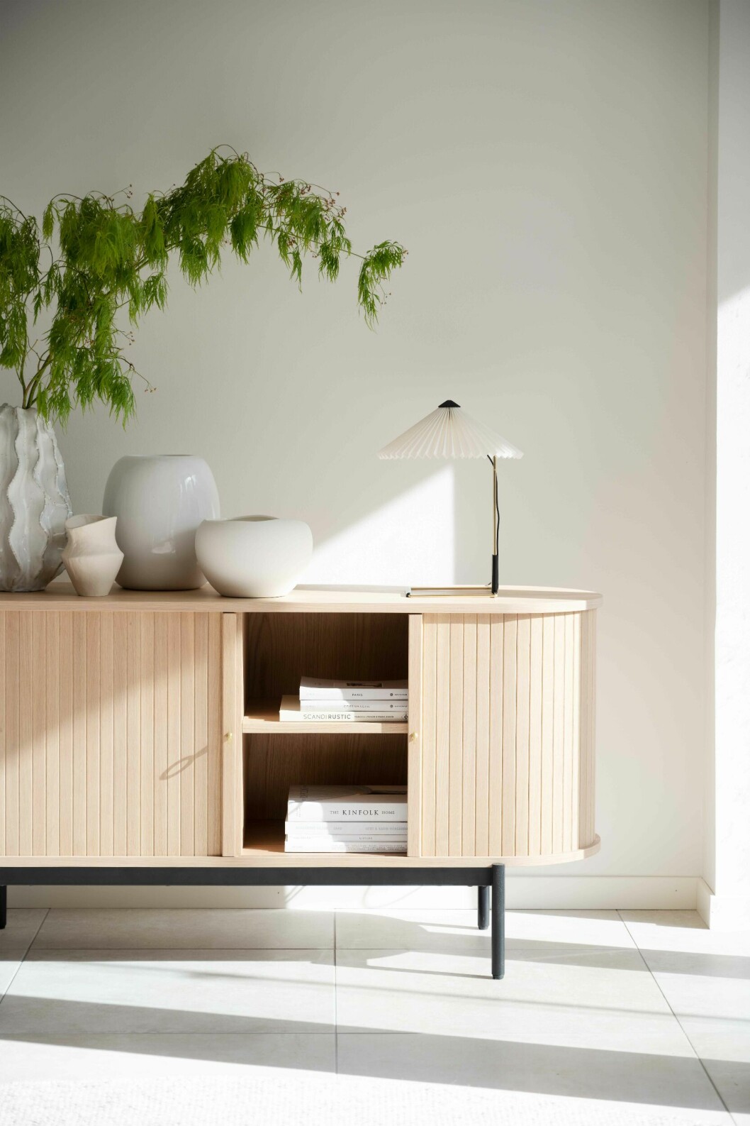 modern organic-inredning med vita vaser i böljande former