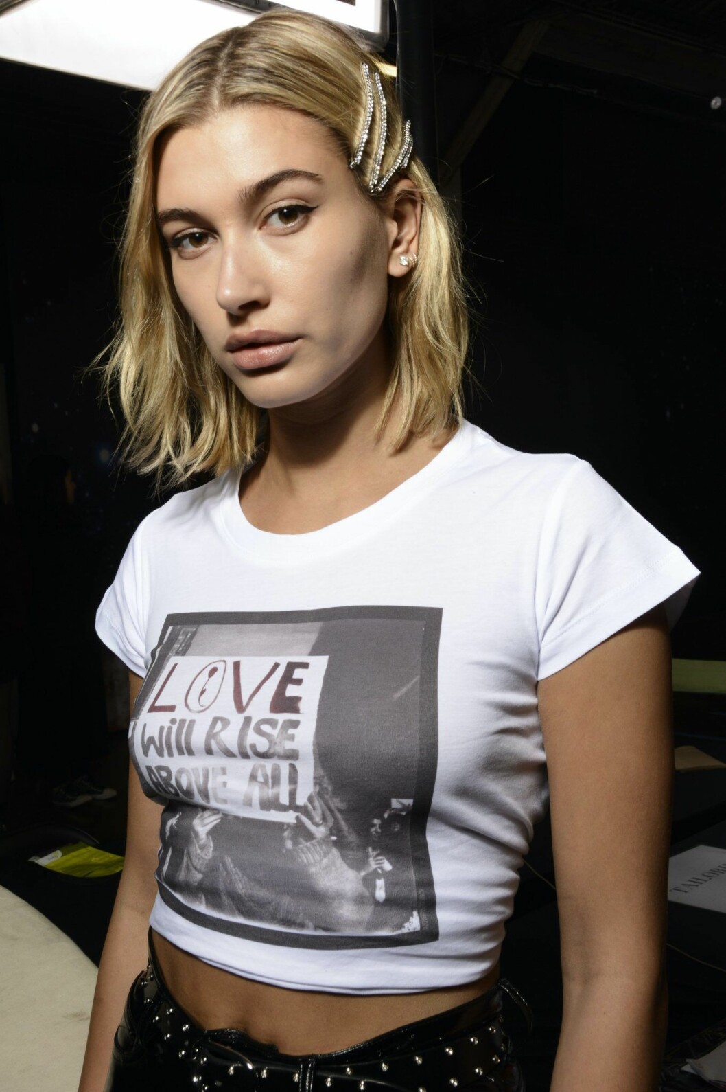 Hailey Bieber i glittriga hårspännen. Hailey Bieber med hårspänne