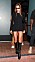 Hailey Bieber i svart klänning, solglasögon och stövlar