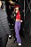 Hailey Bieber i lila byxor med låg midja