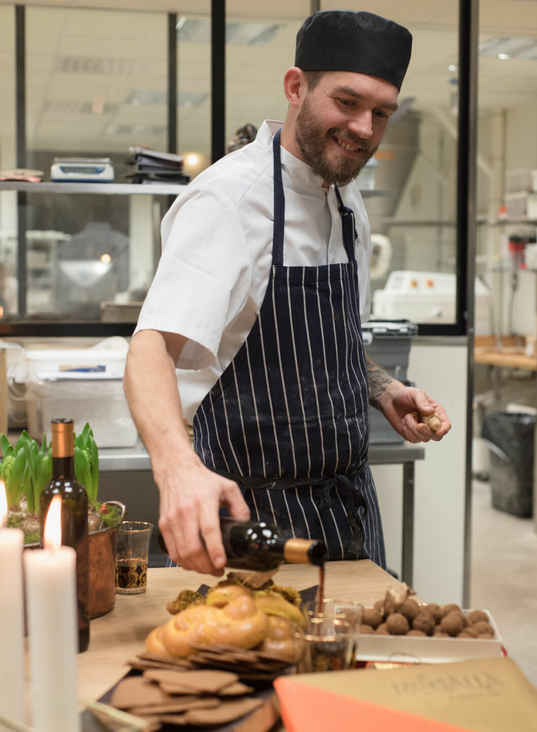 Håkan Johansson serverar glöggen Lucia Choklad. Håkan Johansson serverar glöggen Lucia Choklad.