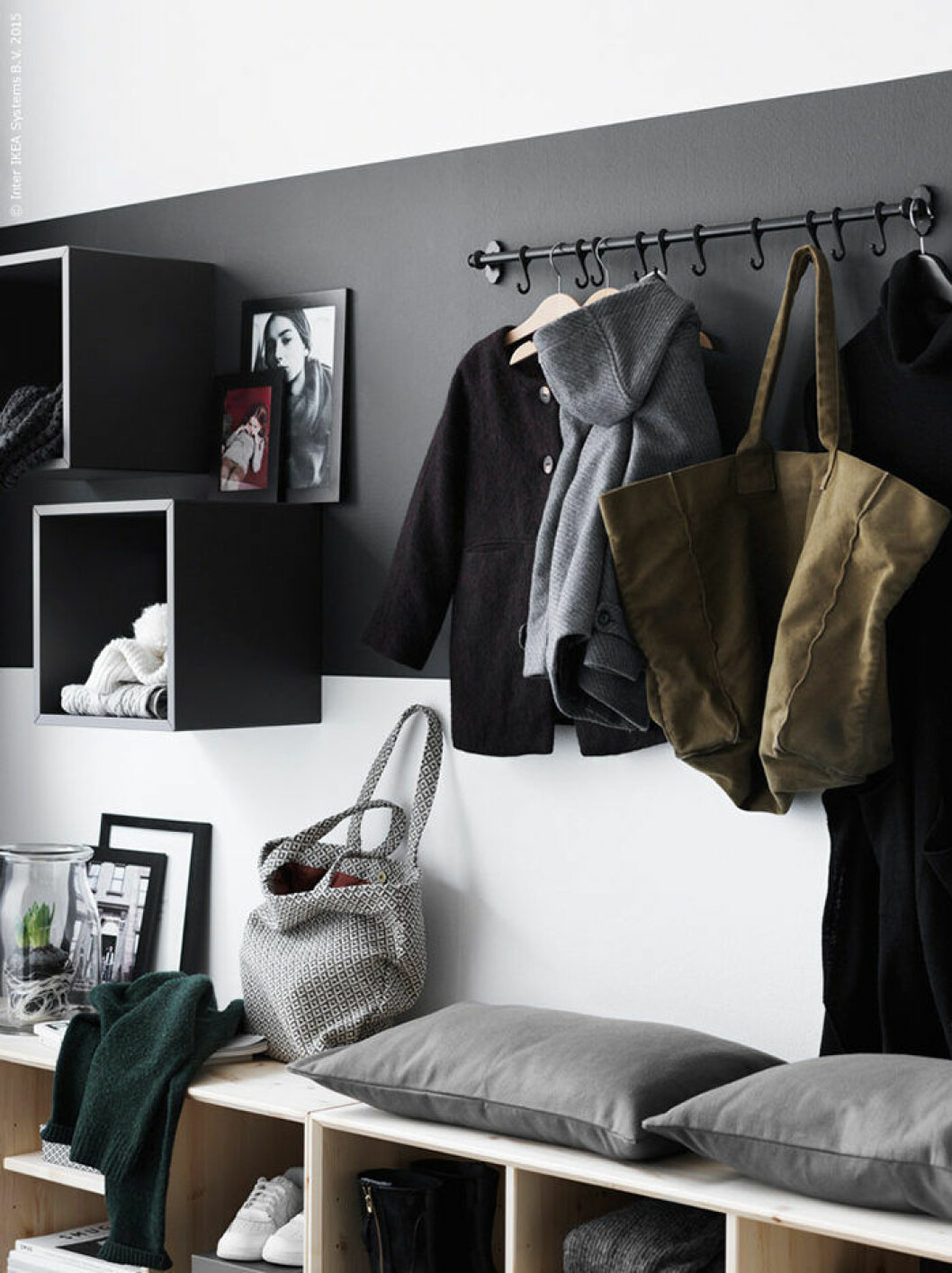 Foto: Ragnar Ómarsson Styling: Pella Hedeby för <a href="http://livethemma.ikea.se/forlang-hallen/" target="_blank" rel="noopener">Ikea Livet Hemma</a> En kreativ hall med plats för allt