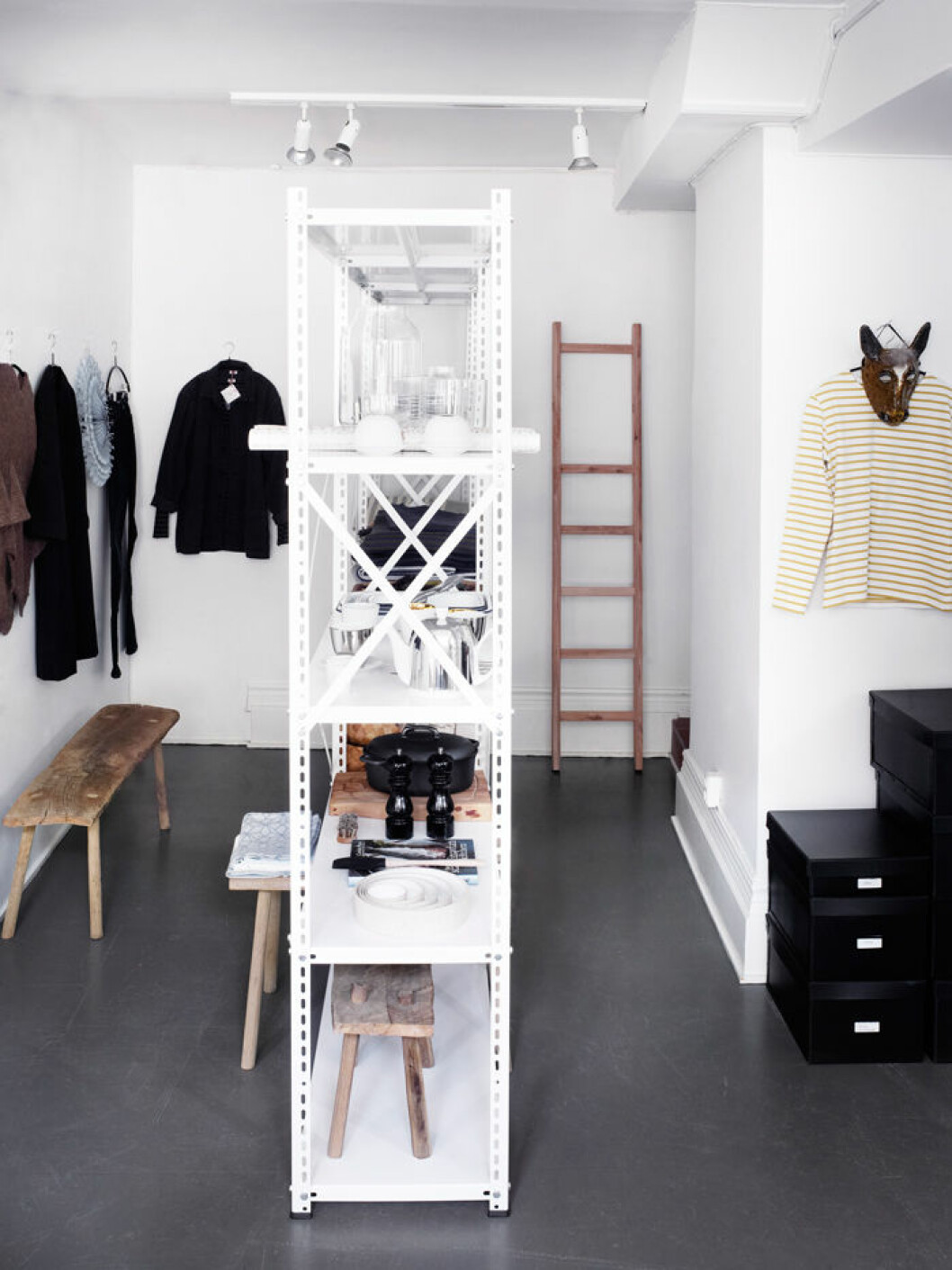 Foto: <a href="http://www.annakern.com/">Anna Kern</a> Bilden publicerades ursprungligen i hemma hos-reportaget <a href="https://www.elle.se/decoration/hemma-hos-sommarkansla-i-radhuset/">”Sommarkänsla i radhuset”</a> Walk-in-closet med hylla i mitten av rummet