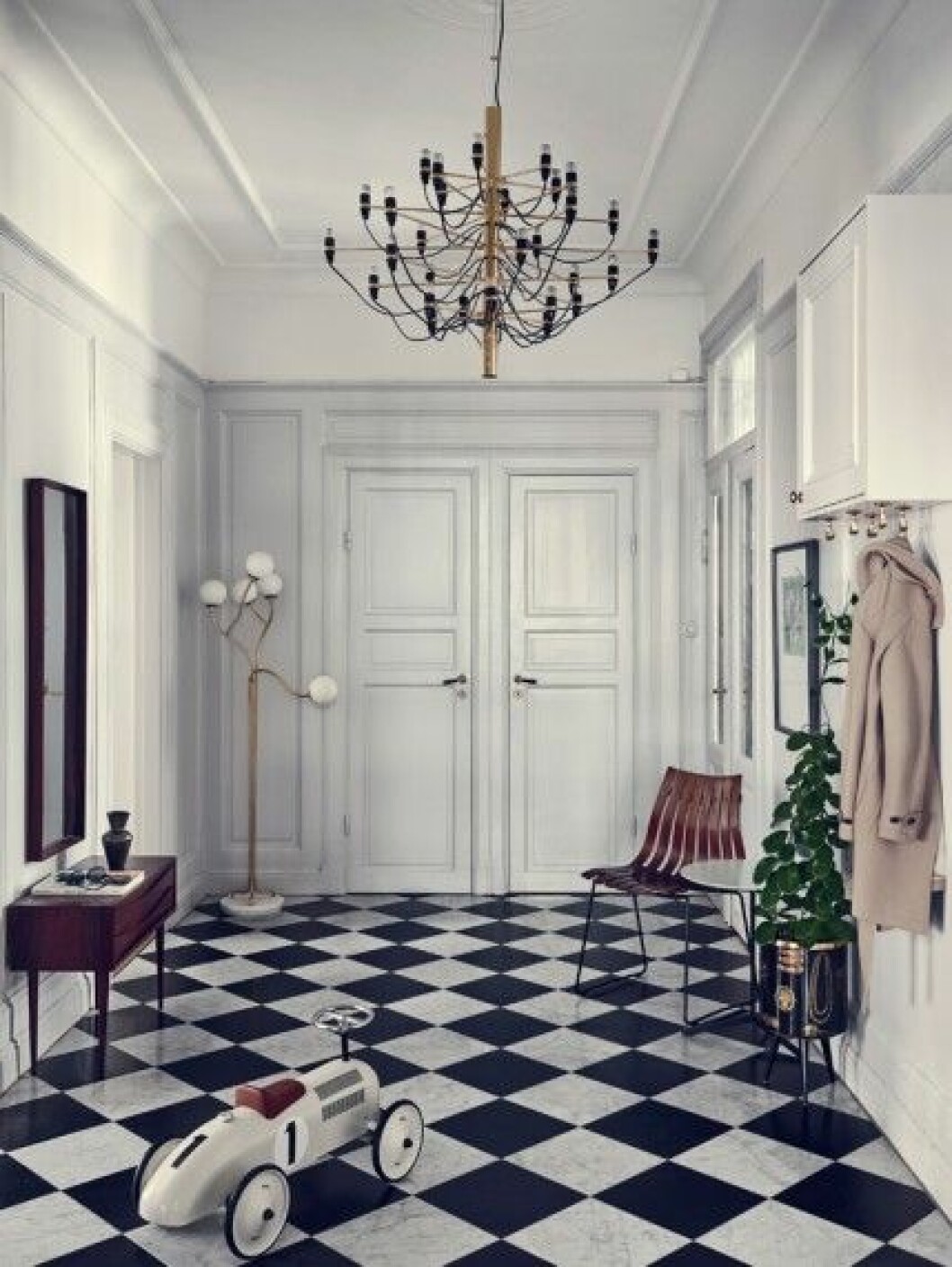 hall-marmorgolv-rutigt-golv-lampor-italienskt-inspiration