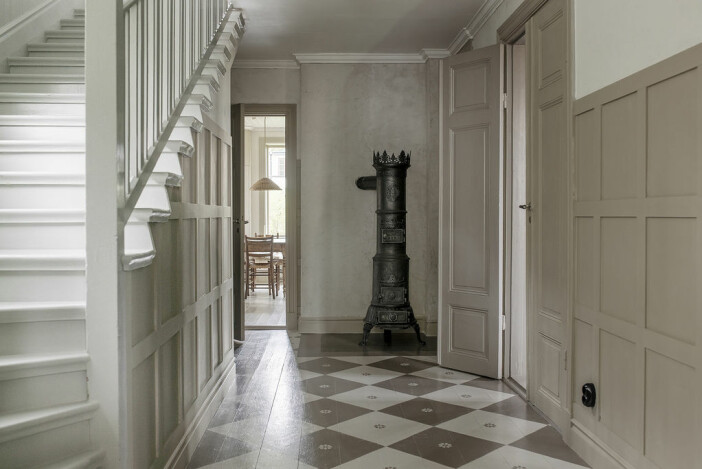 hall med gjutjärnskamin