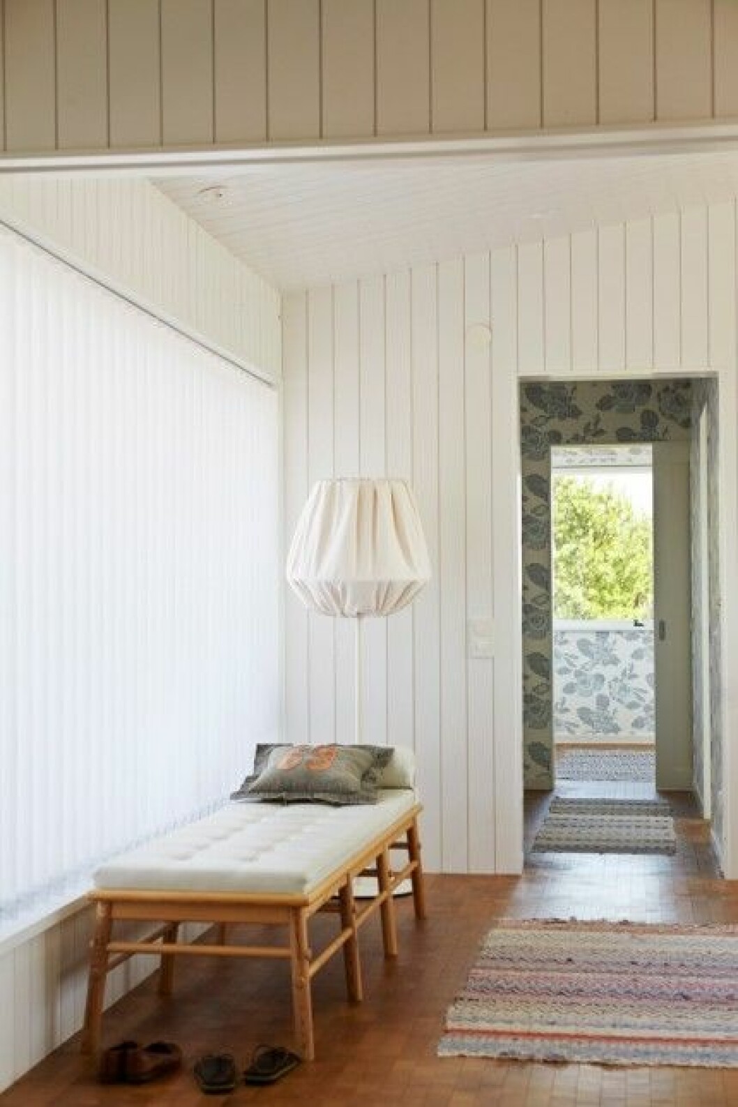 Ur: ”<a href="https://www.elle.se/decoration/hemma-hos-naturnara-dromhus-i-skargarden/" target="_blank" rel="noopener">Naturnära hem i skärgården</a>”. Av: Filippa Egnell Text: Anders Bergmark Foto: Magnus Anesund hall-träpanel-golv-av-ändträ-trasmattor-foto-magnus-anesund