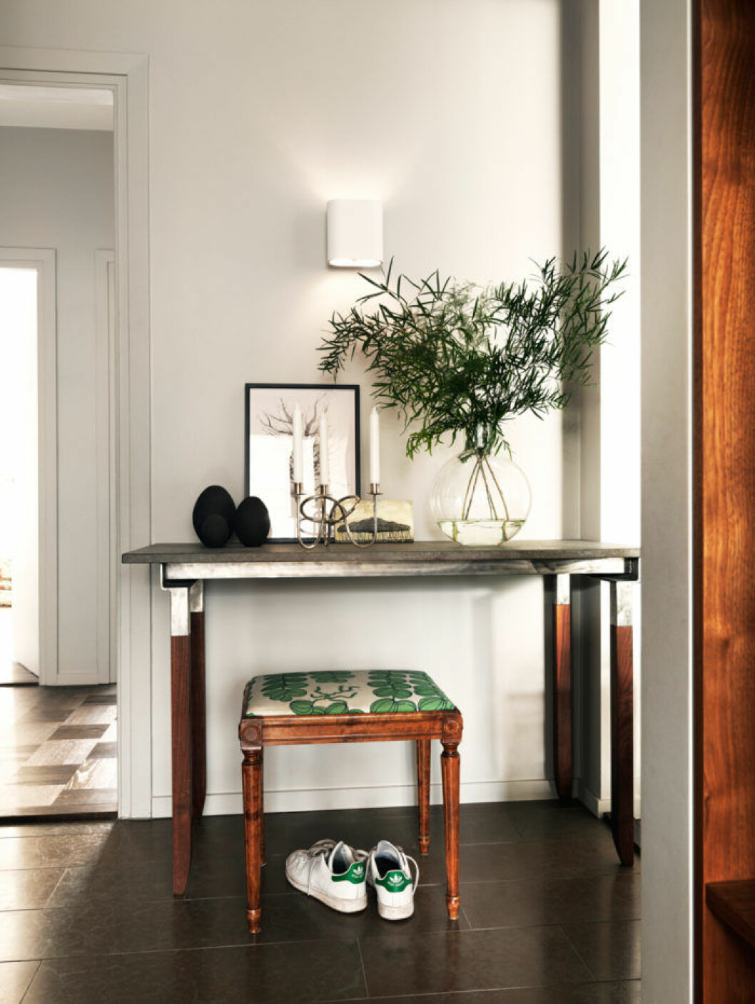 Av: Tomasine Gahn Foto: Jonas Ingerstedt Syns i: <a href="https://www.elle.se/decoration/stillsam-oas-fylld-av-tidlosa-designklassiker/" target="_blank" rel="noopener">En stillsam oas – inredd med tidlösa designklassiker</a>. Ha en färgskala som är genomgående i hallen.
