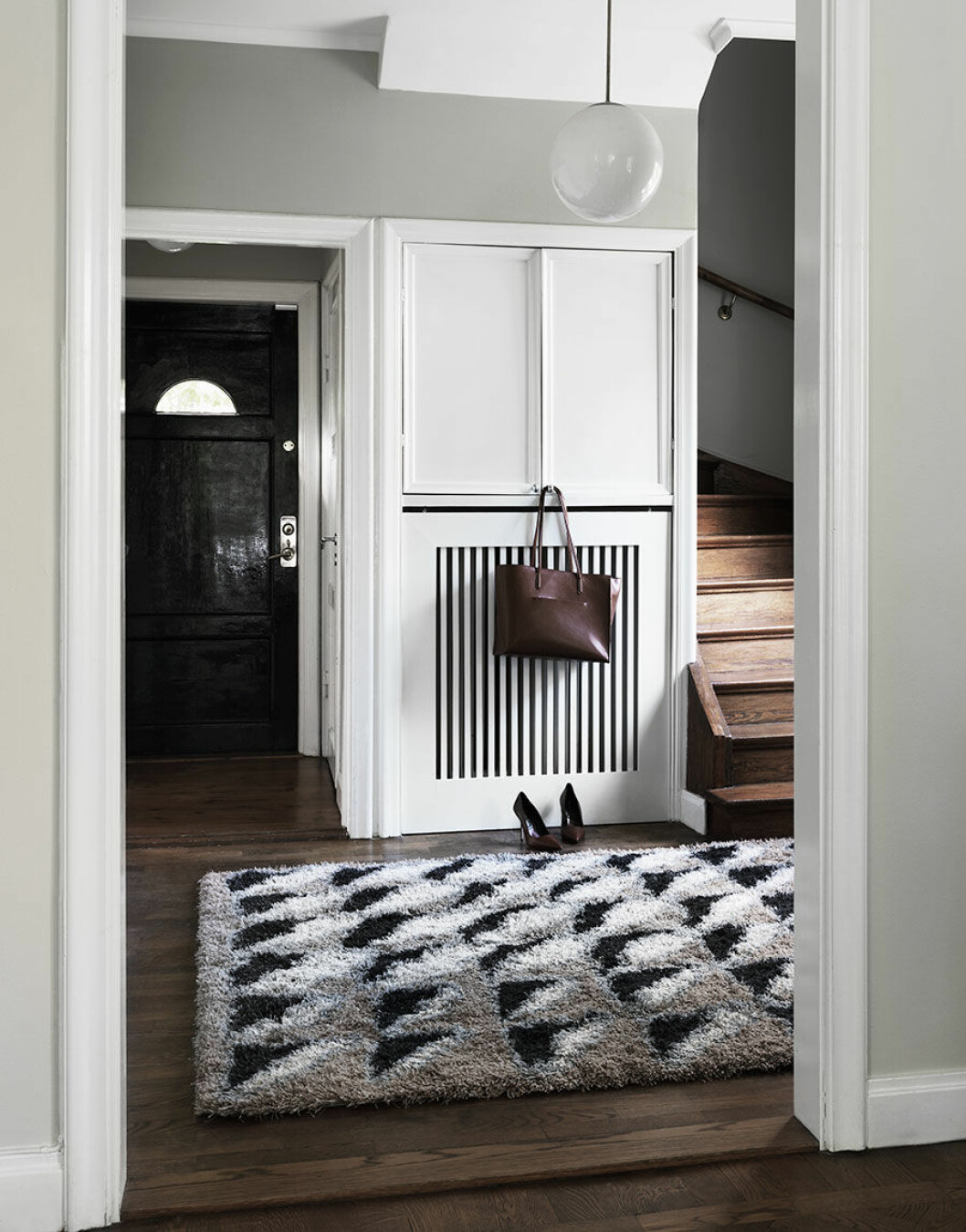 Foto: Jonas Ingerstedt Syns i: <a href="https://www.elle.se/decoration/1920-talsdrom-med-designklassiker-och-arvegods/">1920–talsdröm med designklassiker och arvegods</a>. Ha rena ytor i hallen.