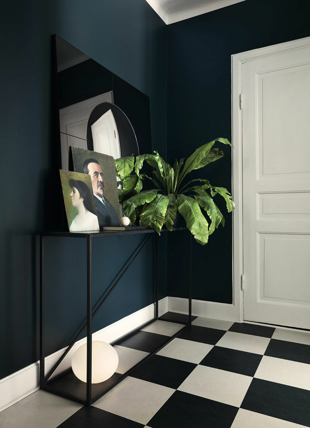 Foto: Jonas Ingerstedt Syns i: <a href="https://www.elle.se/decoration/svart-kok-och-rosa-sovrum-i-inredarens-fantastiska-hem/" target="_blank" rel="noopener">Magiskt hem med ljusrosa sovrum och helsvart kök</a>. Lägg till växter i hallen.
