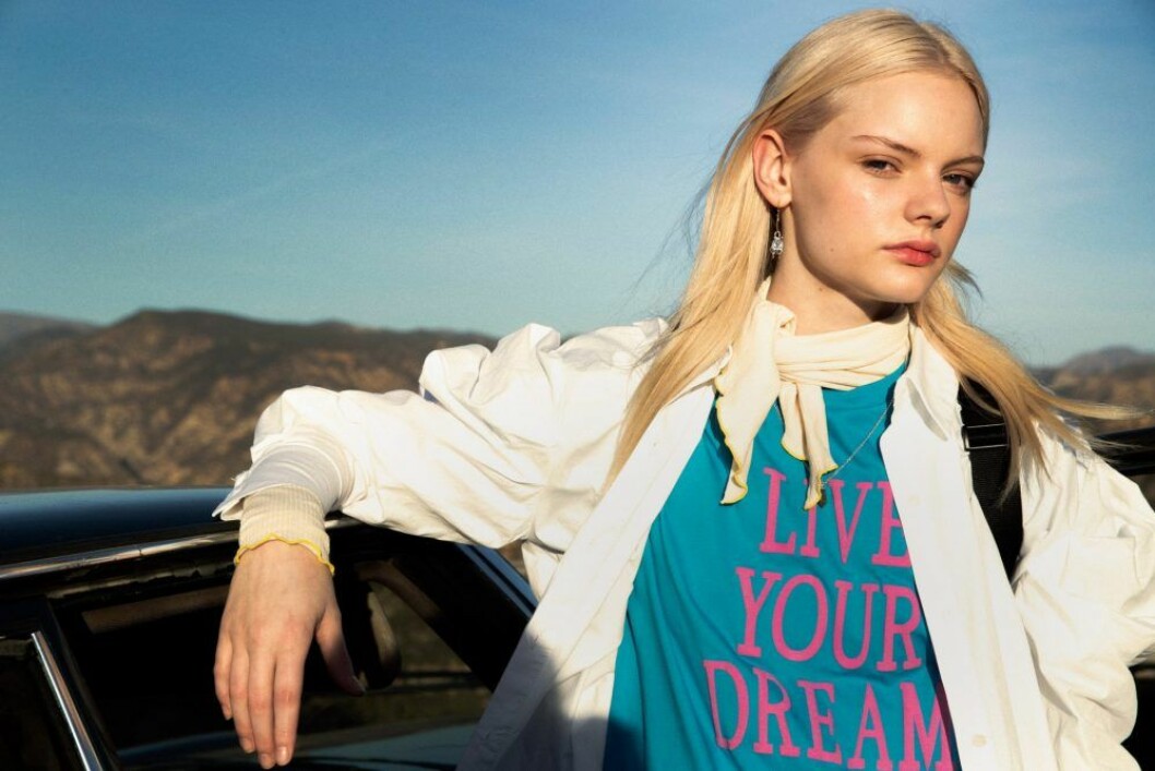 Skjorta, 399 kr, Zara. T-shirt, 1 975 kr, Alberta Ferretti. Örhängen, pris vid förfrågan, Tiffany & Co. Halsband, 700 kr, Llayers. Blå tröja från Alberta Ferretti, så stylar du den sportiga trenden 2020