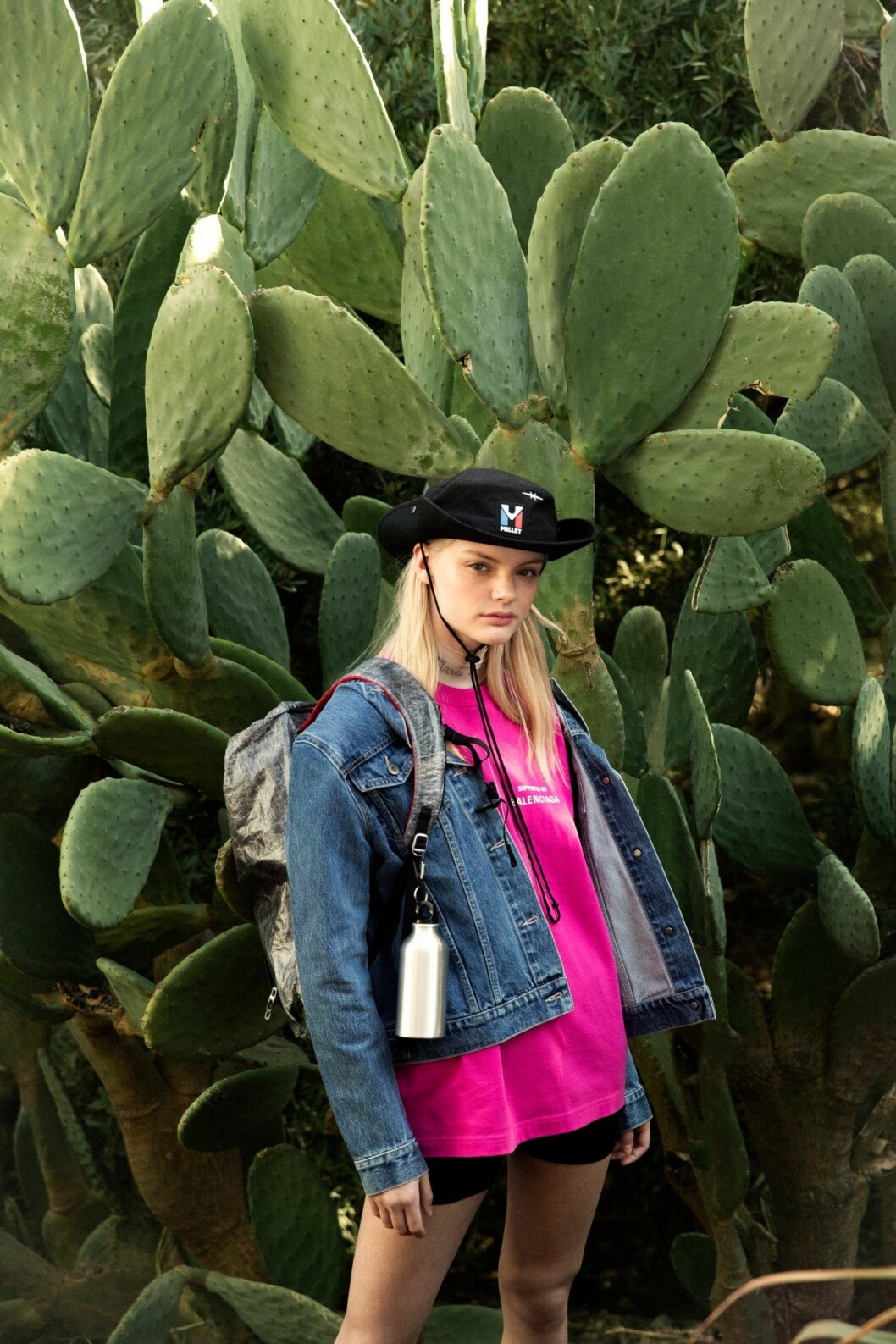 Jacka, 1 999 kr, Levi’s. T-shirt, 4 160 kr, Balenciaga. Shorts, pris vid förfrågan, Talia Collins. Hatt, 922 kr, och väska, pris vid förfrågan, Phipps X Millet. Flaska, 345 kr, Doursoux. Jeansjacka från Levis, så stylar du den sportiga trenden 2020