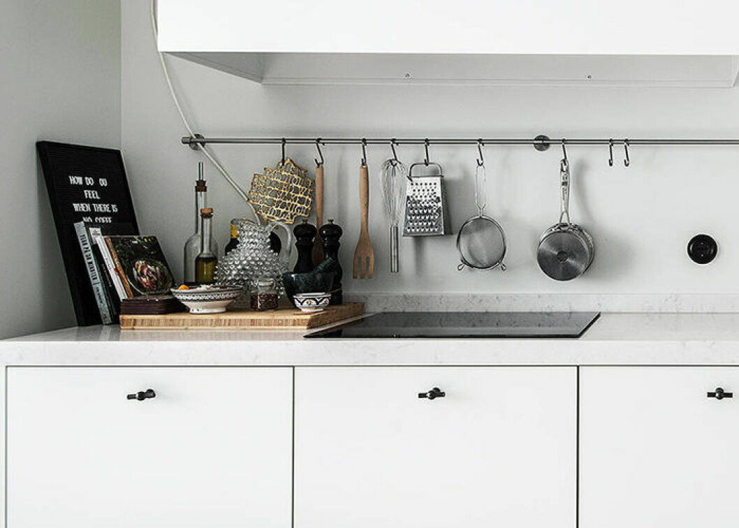 Välj trä, glas och rostfritt istället för plast i köket. Foto: Nick Neo för <a href="https://www.instagram.com/alexanderwhitesthlm/" target="_blank" rel="noopener">Alexander White</a>/mäklare: Anna Herin Hållbara materialval i köket är trä, glas och rostfritt